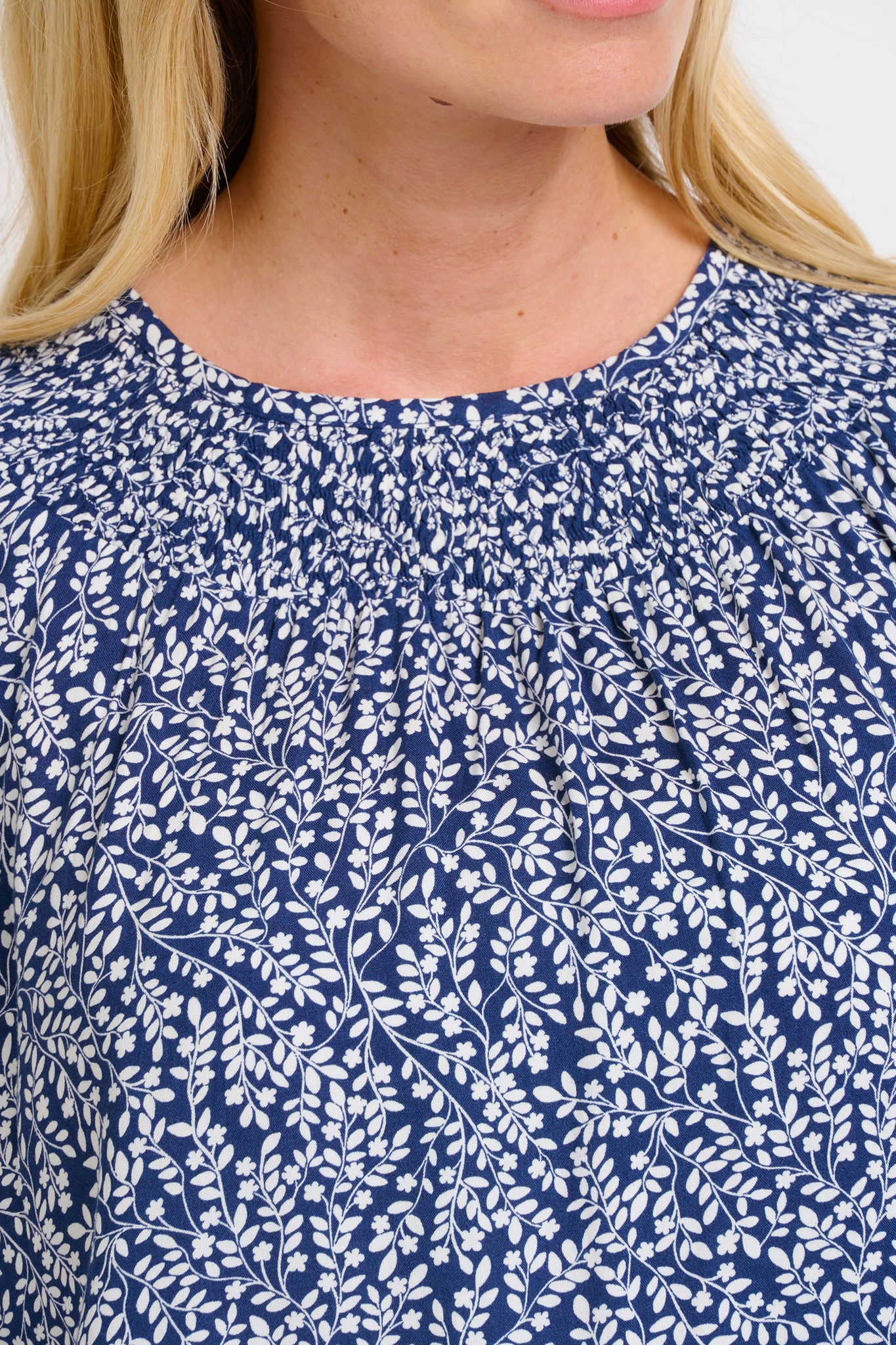 FLORAL TRAIL SHIRRING BLOUSE